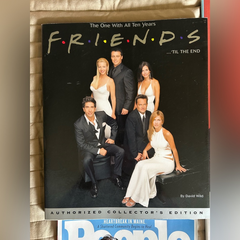 Friends TV Show Memorabilia Set - Picture 2 of 8